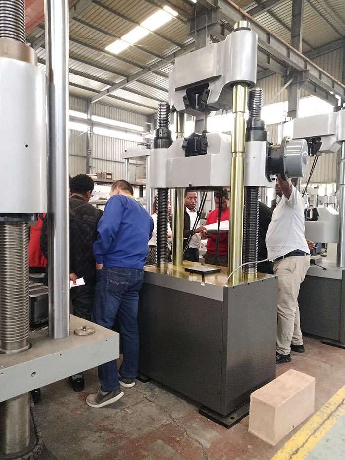 濟南辰達(dá)國外客戶到廠驗收試驗機設(shè)備